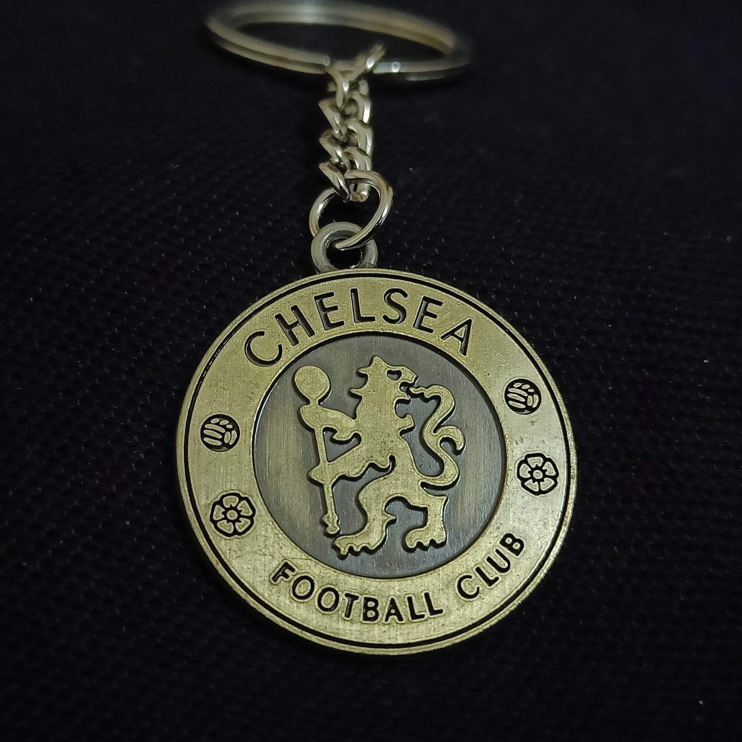 Football Clubs Keychains ane Necklaces: Real Madrid, F.C Barcelona, Manchester United, Arsenal, Chelsea, Liverpool and Bayern Munich