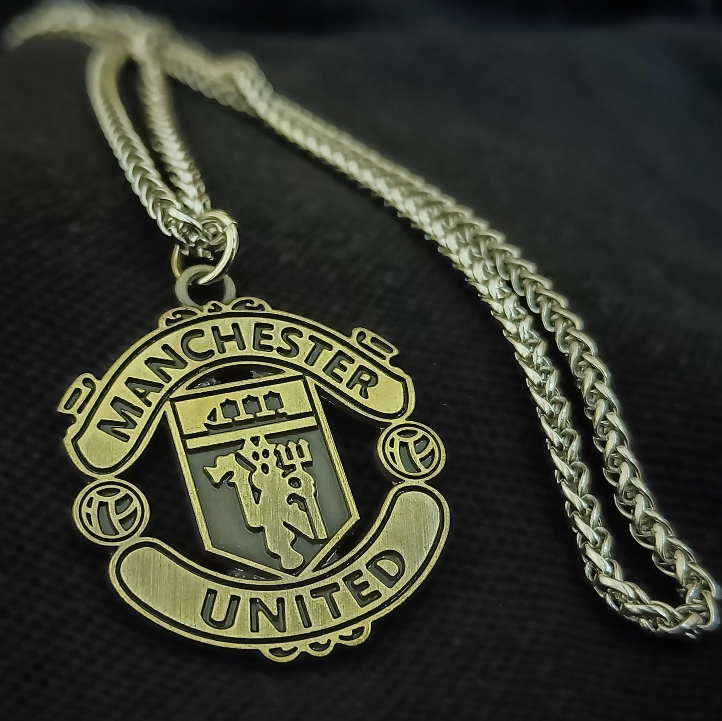 Football Clubs Keychains ane Necklaces: Real Madrid, F.C Barcelona, Manchester United, Arsenal, Chelsea, Liverpool and Bayern Munich