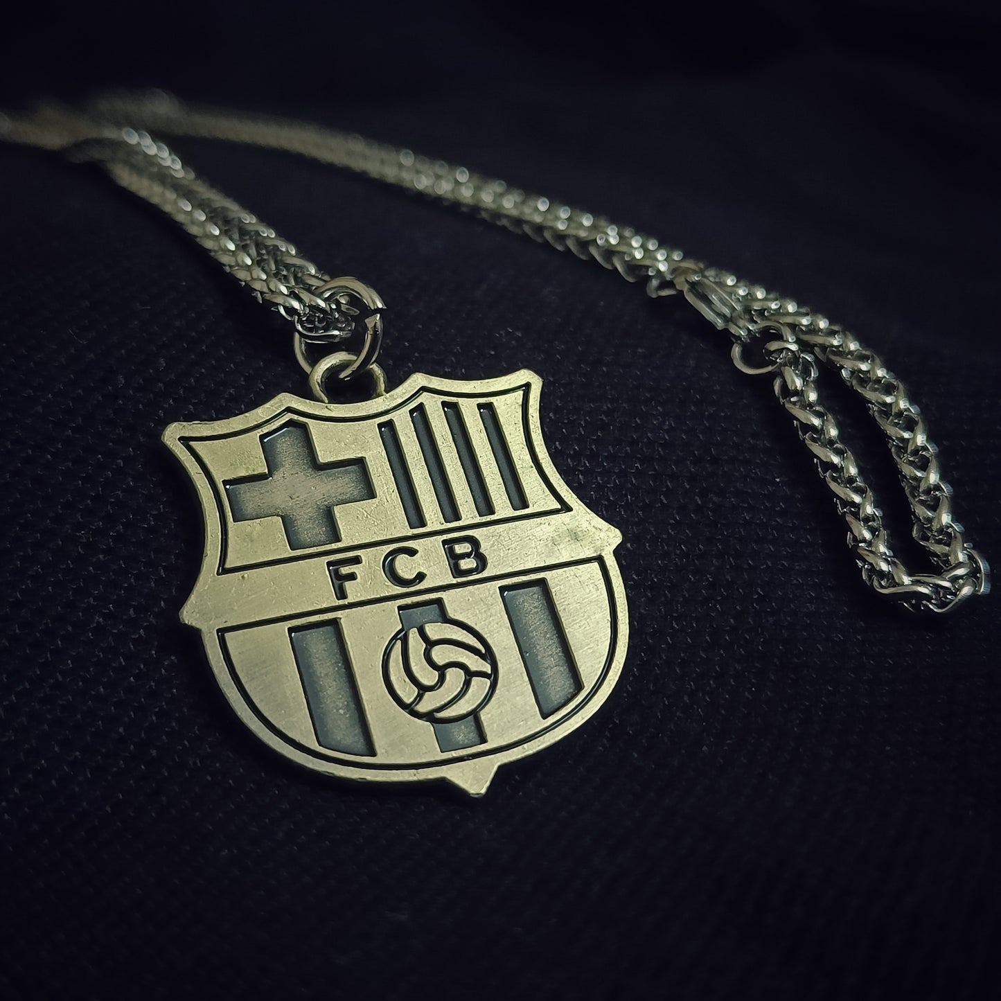 Football Clubs Keychains ane Necklaces: Real Madrid, F.C Barcelona, Manchester United, Arsenal, Chelsea, Liverpool and Bayern Munich