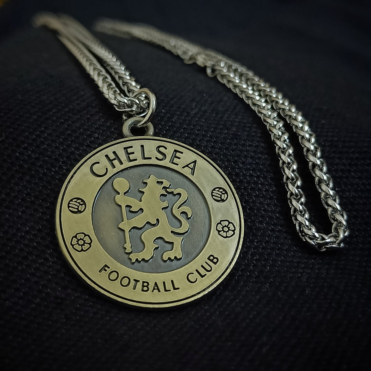 Football Clubs Keychains ane Necklaces: Real Madrid, F.C Barcelona, Manchester United, Arsenal, Chelsea, Liverpool and Bayern Munich
