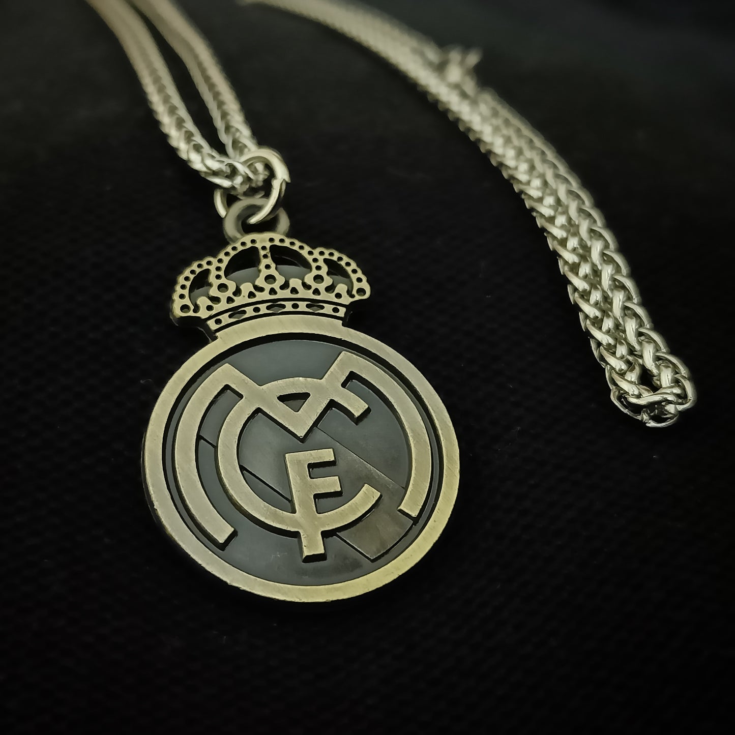 Football Clubs Keychains ane Necklaces: Real Madrid, F.C Barcelona, Manchester United, Arsenal, Chelsea, Liverpool and Bayern Munich